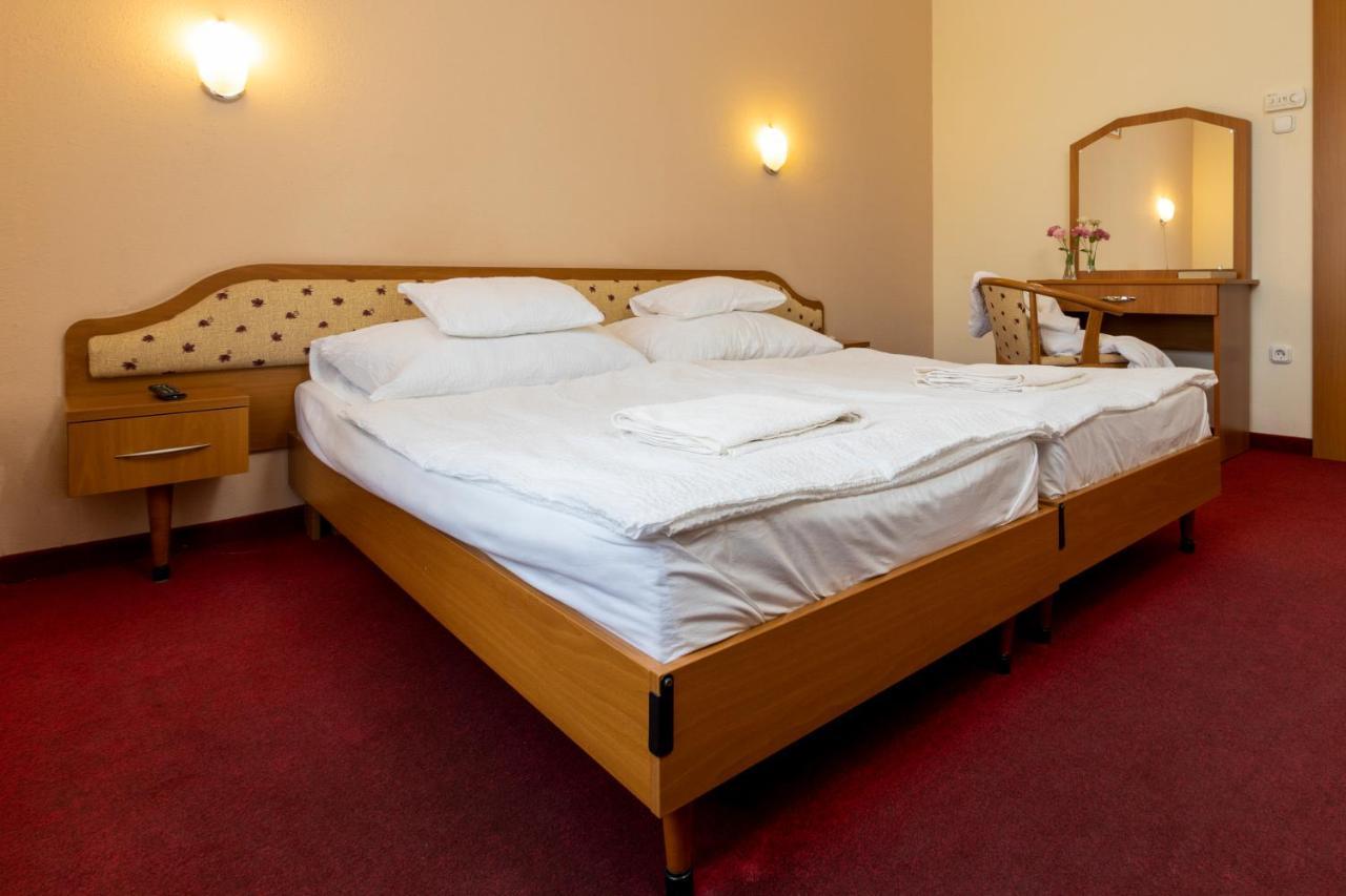 Hotel Imperial Gyogyszallo Es Gyogyfurdo Kiskoros Esterno foto