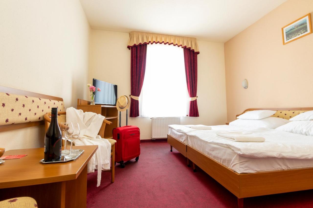 Hotel Imperial Gyogyszallo Es Gyogyfurdo Kiskoros Esterno foto