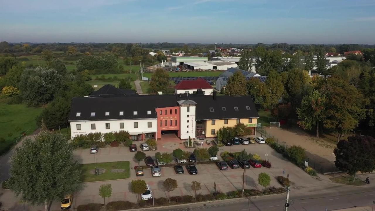 Hotel Imperial Gyogyszallo Es Gyogyfurdo Kiskoros Esterno foto
